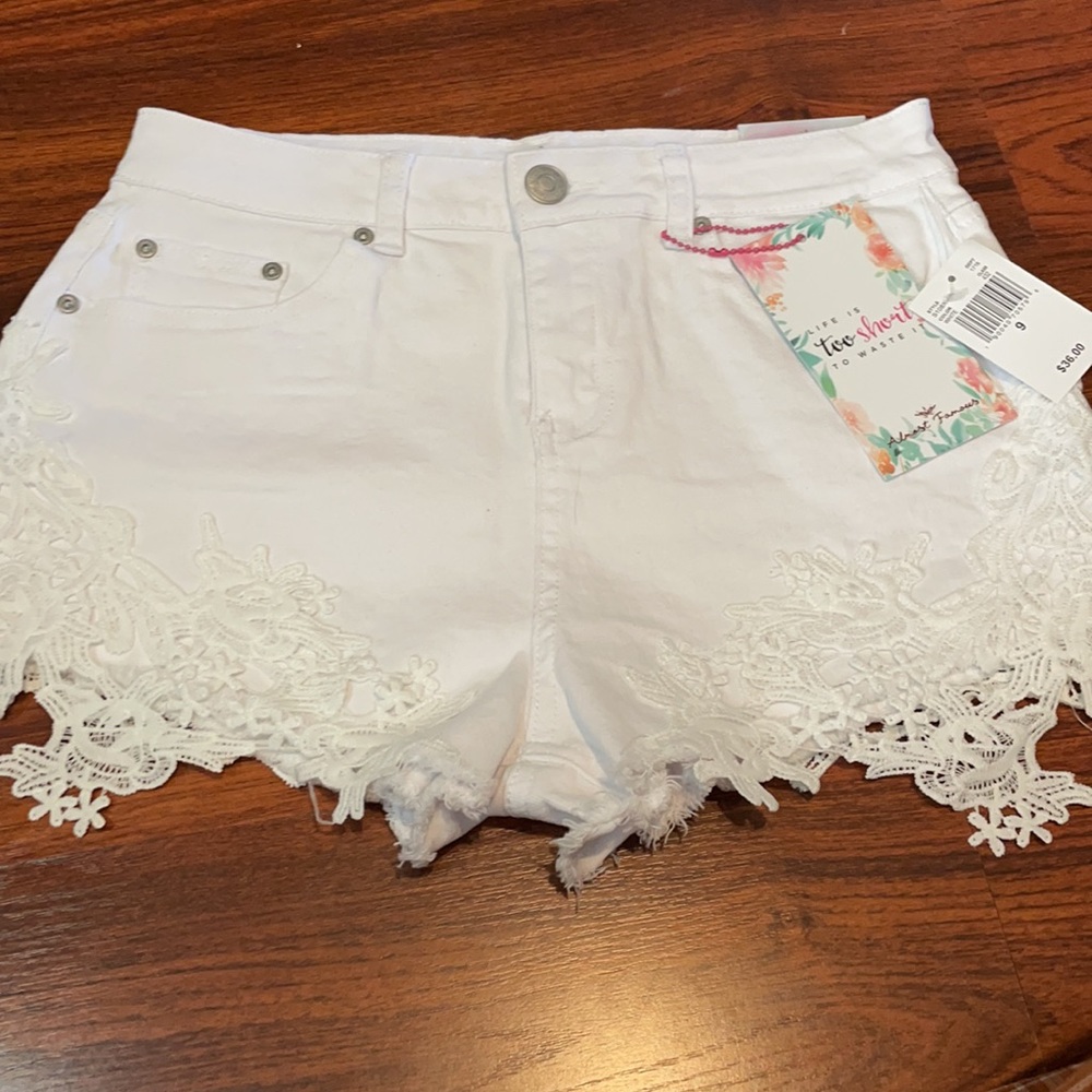 Almost Famous Size 9 ladies shorts